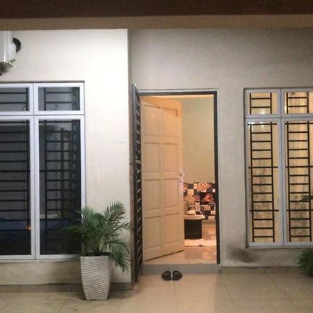 Terrace House Near Stulang Laut Ciq Midvalley Ksl For 7Pax Johor Bahru Exterior foto